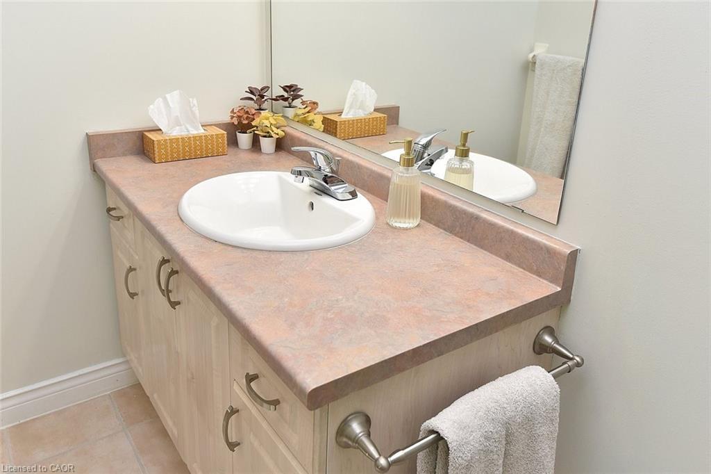 13-243 Fennell Avenue E, Hamilton, ON - Indoor Photo Showing Bathroom