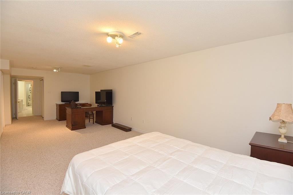 13-243 Fennell Avenue E, Hamilton, ON - Indoor Photo Showing Bedroom
