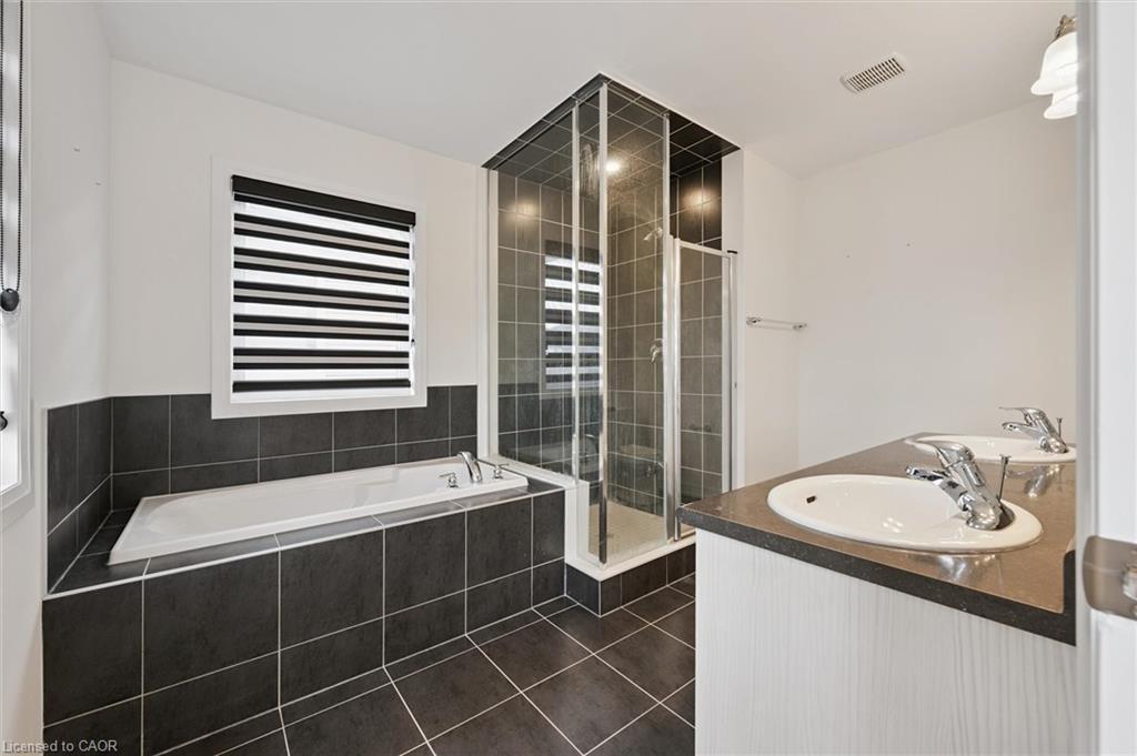 421 Newman Drive, Cambridge, ON - Indoor Photo Showing Bathroom