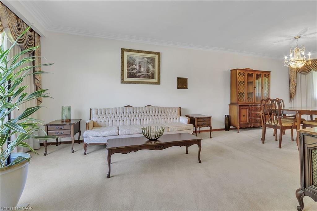 2344 Brinell Avenue, Burlington, ON - Indoor Photo Showing Living Room
