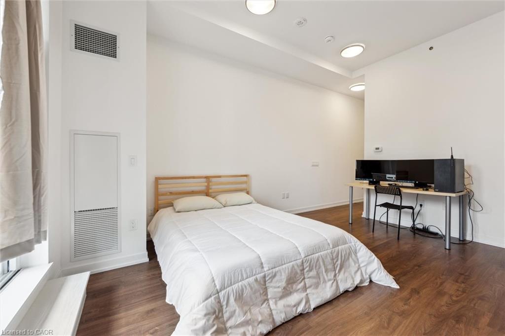 209-5 Wellington Street S, Kitchener, ON - Indoor Photo Showing Bedroom