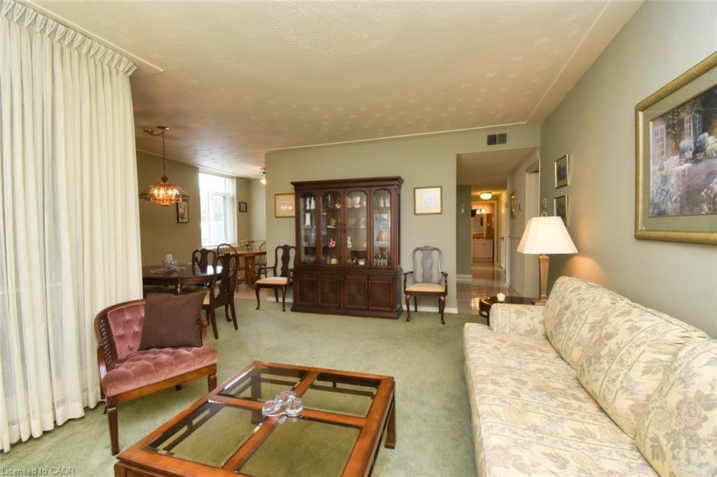 108-40 Harrisford Street, Hamilton, ON - Indoor Photo Showing Living Room