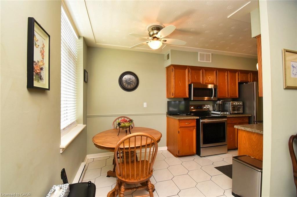 108-40 Harrisford Street, Hamilton, ON - Indoor Photo Showing Kitchen