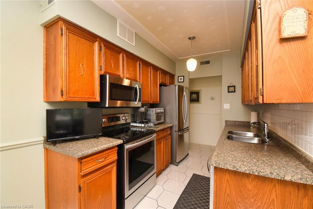 108-40 Harrisford Street, Hamilton, ON - Indoor Photo Showing Kitchen With Double Sink