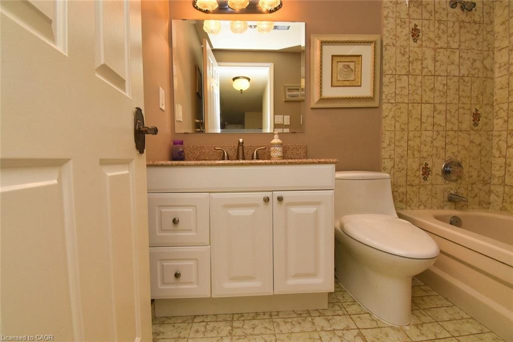 108-40 Harrisford Street, Hamilton, ON - Indoor Photo Showing Bathroom