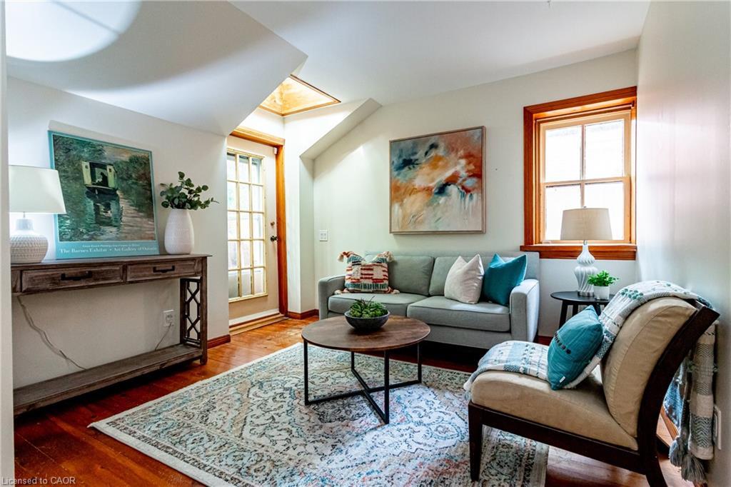 218 Bay Street S, Hamilton, ON - Indoor Photo Showing Living Room