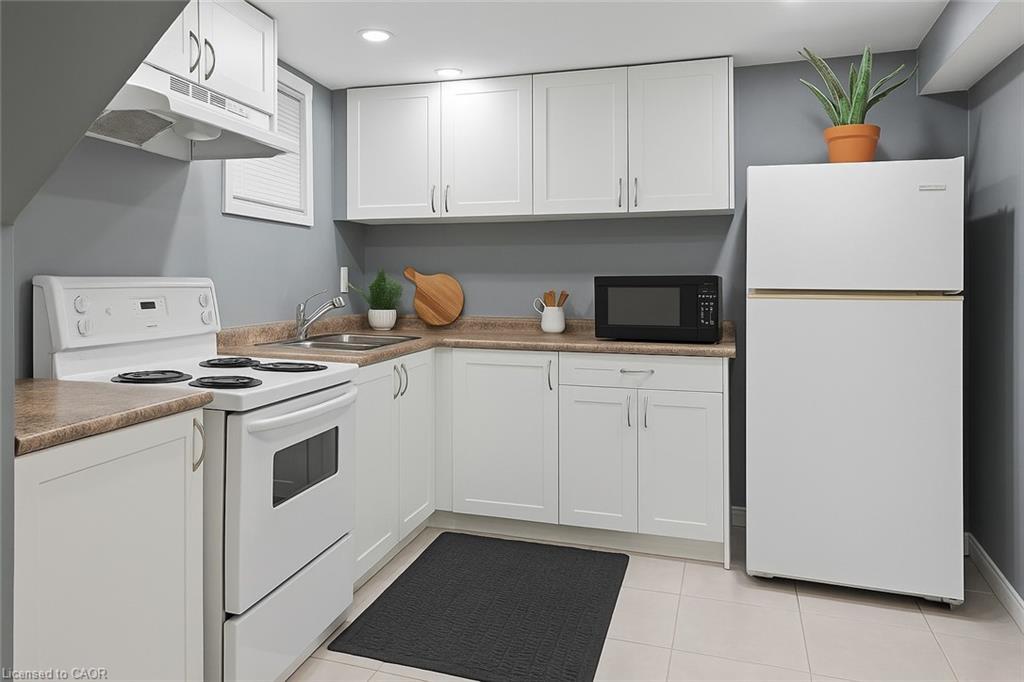 46 Delena Avenue S, Hamilton, ON - Indoor Photo Showing Kitchen