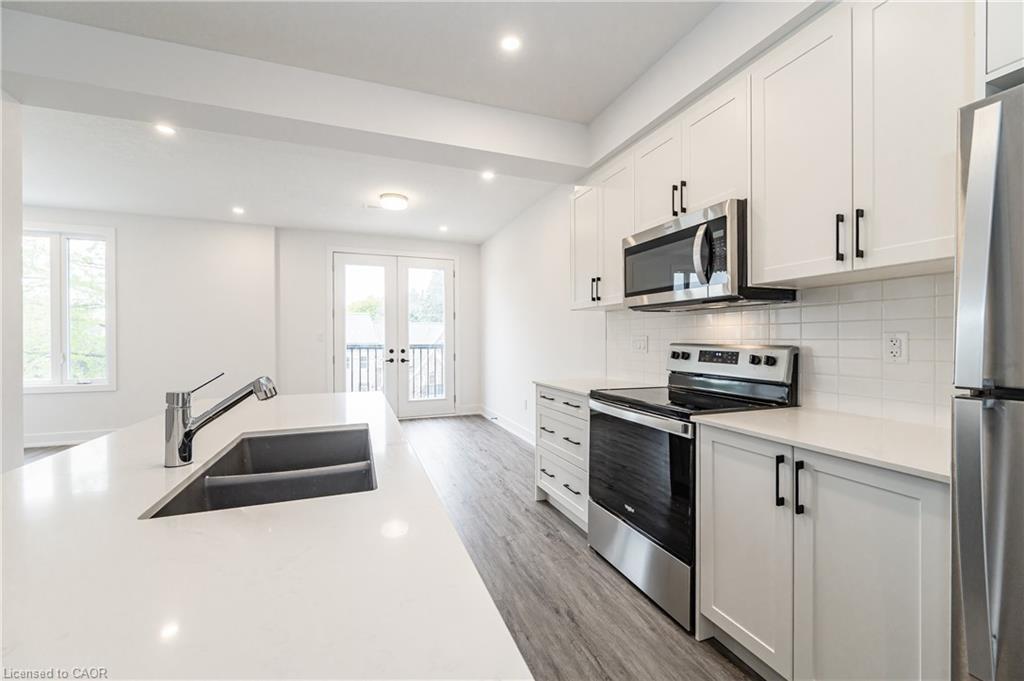 8-99 Roger Street, Waterloo, ON - Indoor Photo Showing Kitchen With Double Sink With Upgraded Kitchen