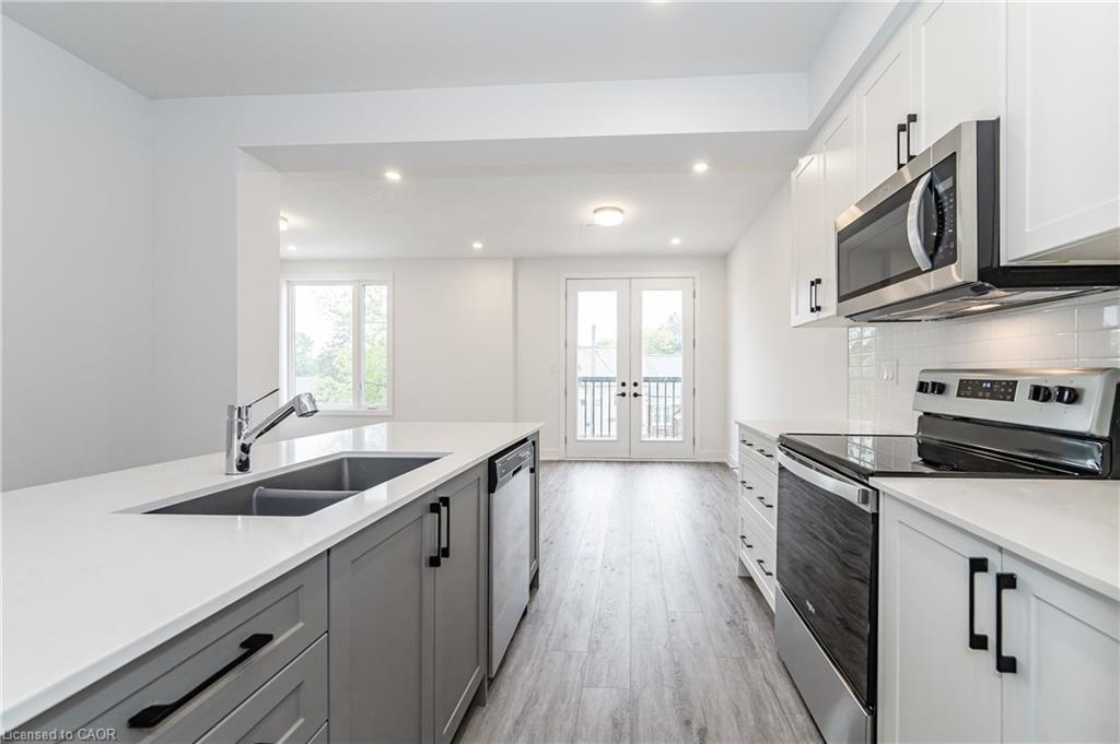 8-99 Roger Street, Waterloo, ON - Indoor Photo Showing Kitchen With Double Sink With Upgraded Kitchen