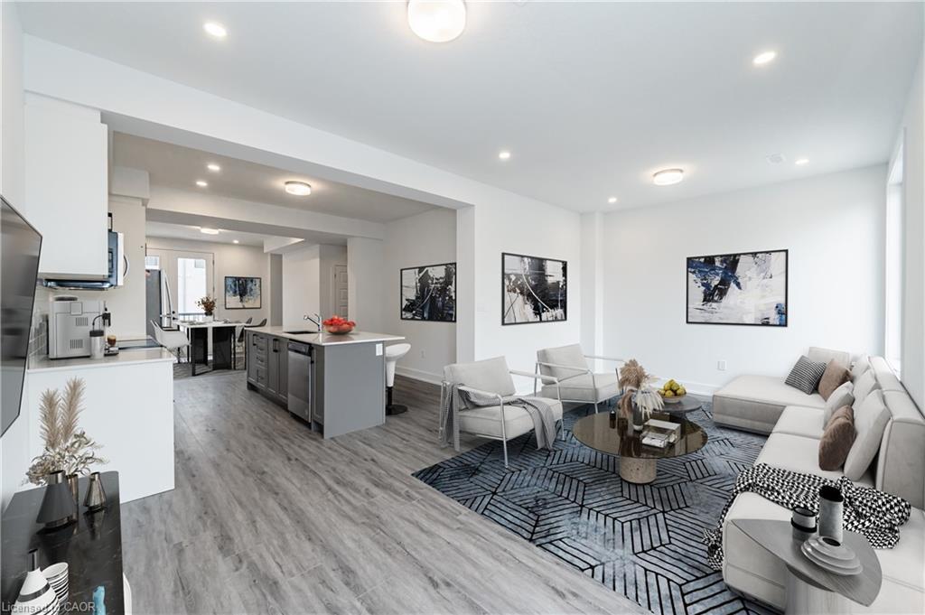 8-99 Roger Street, Waterloo, ON - Indoor Photo Showing Living Room