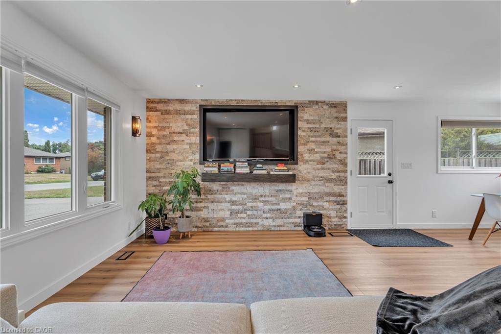 35 Hickery Place, Brantford, ON - Indoor Photo Showing Living Room
