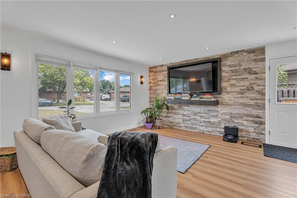 35 Hickery Place, Brantford, ON - Indoor Photo Showing Living Room