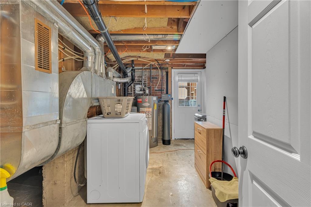 35 Hickery Place, Brantford, ON - Indoor Photo Showing Laundry Room