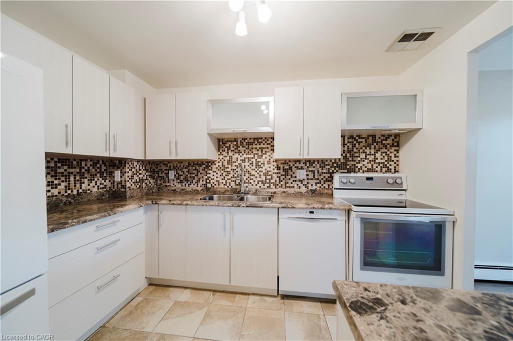 110-279 Chandler Drive, Kitchener, ON - Indoor Photo Showing Kitchen