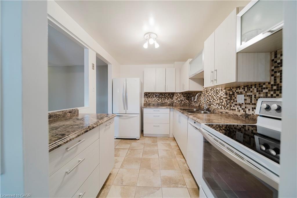 110-279 Chandler Drive, Kitchener, ON - Indoor Photo Showing Kitchen With Upgraded Kitchen