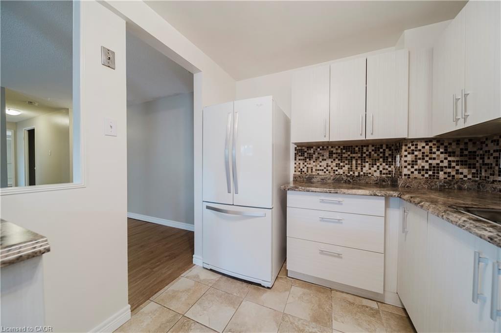 110-279 Chandler Drive, Kitchener, ON - Indoor Photo Showing Kitchen