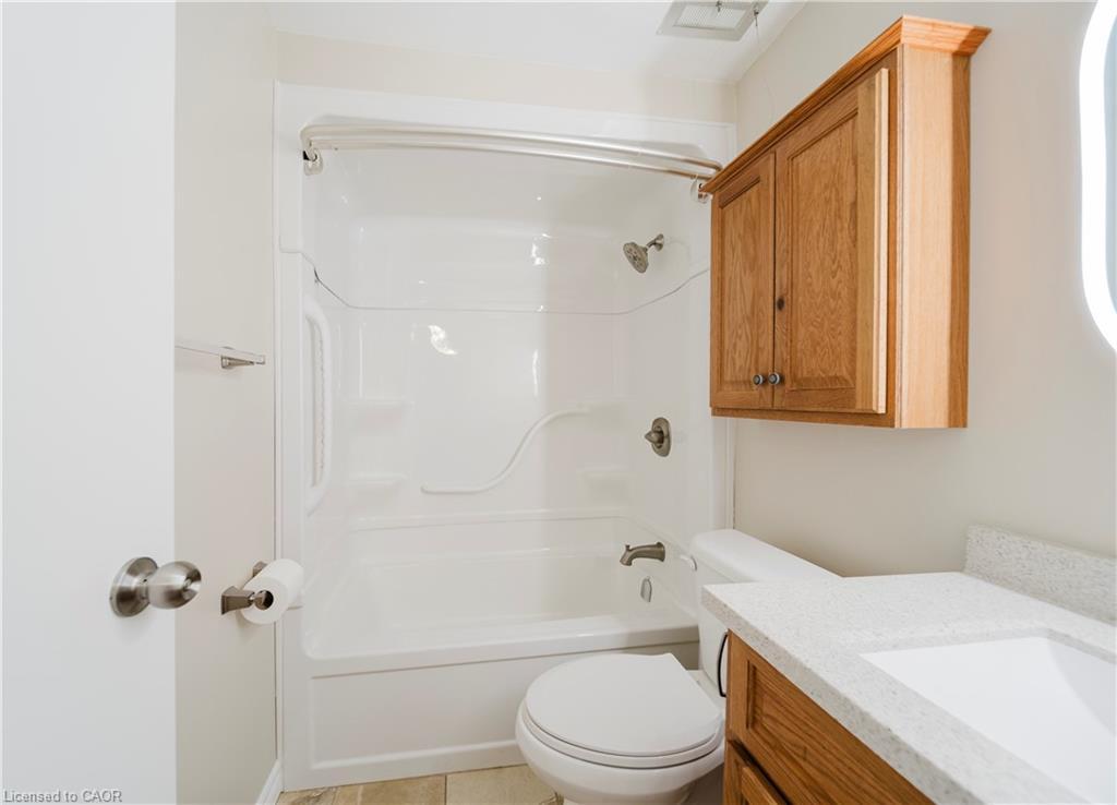 110-279 Chandler Drive, Kitchener, ON - Indoor Photo Showing Bathroom