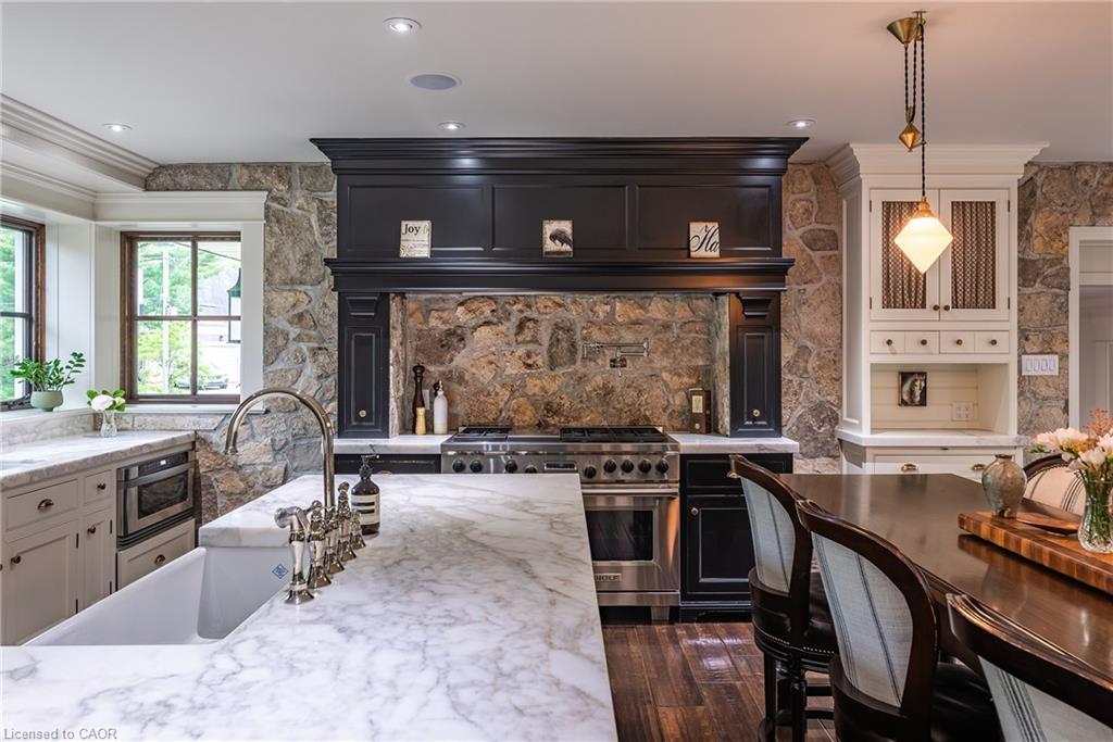 243 Alscot Crescent, Oakville, ON - Indoor Photo Showing Kitchen With Upgraded Kitchen