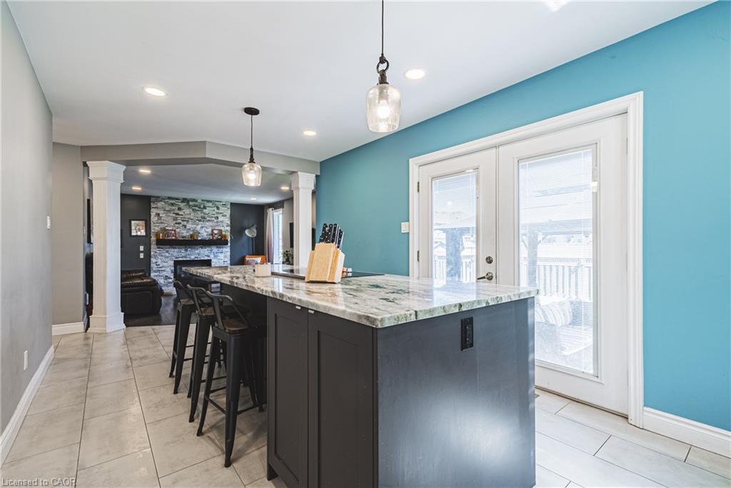 19 Liuna Court, Hamilton, ON - Indoor Photo Showing Kitchen With Upgraded Kitchen