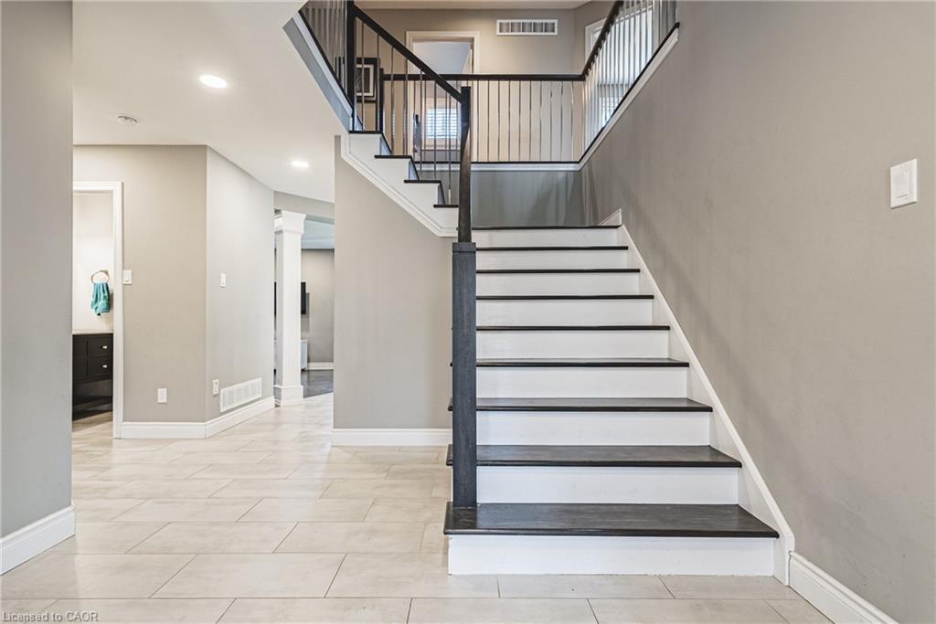 19 Liuna Court, Hamilton, ON - Indoor Photo Showing Other Room