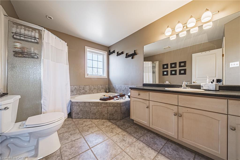 19 Liuna Court, Hamilton, ON - Indoor Photo Showing Bathroom