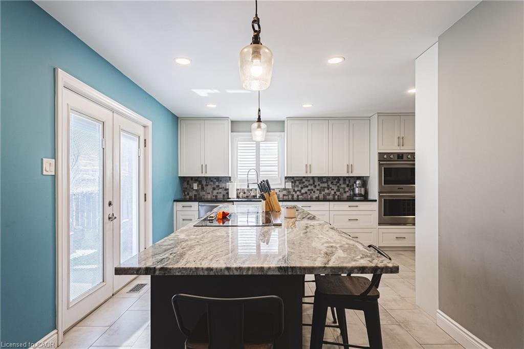 19 Liuna Court, Hamilton, ON - Indoor Photo Showing Kitchen With Upgraded Kitchen