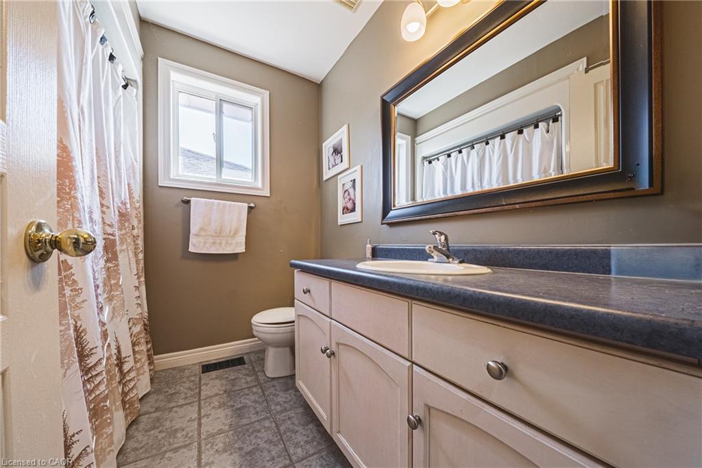 19 Liuna Court, Hamilton, ON - Indoor Photo Showing Bathroom