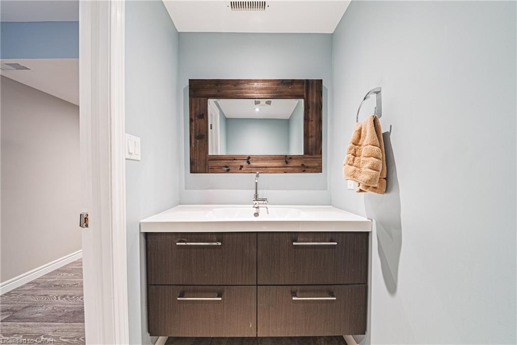 19 Liuna Court, Hamilton, ON - Indoor Photo Showing Bathroom