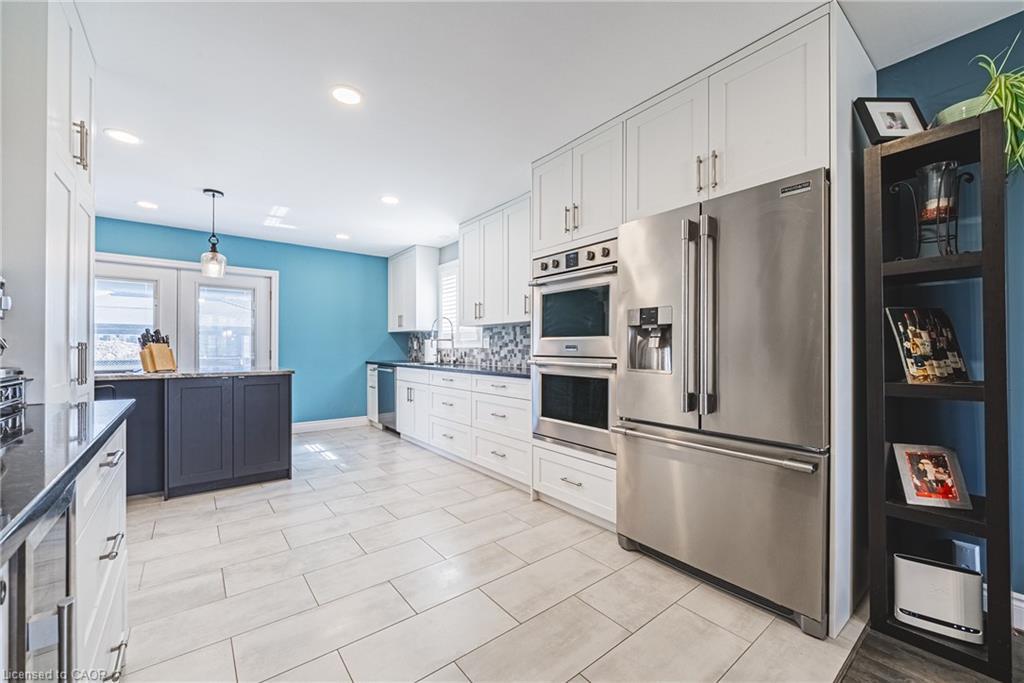 19 Liuna Court, Hamilton, ON - Indoor Photo Showing Kitchen With Upgraded Kitchen