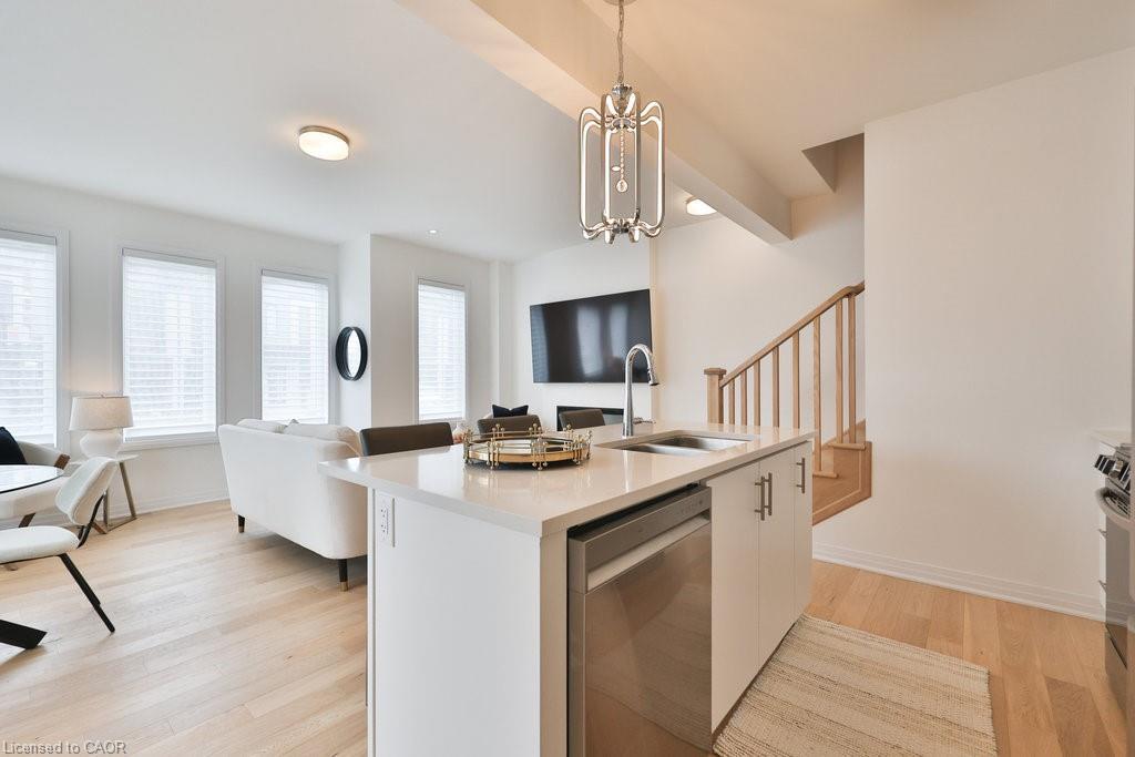 9 Crown Gate, Oakville, ON - Indoor Photo Showing Kitchen
