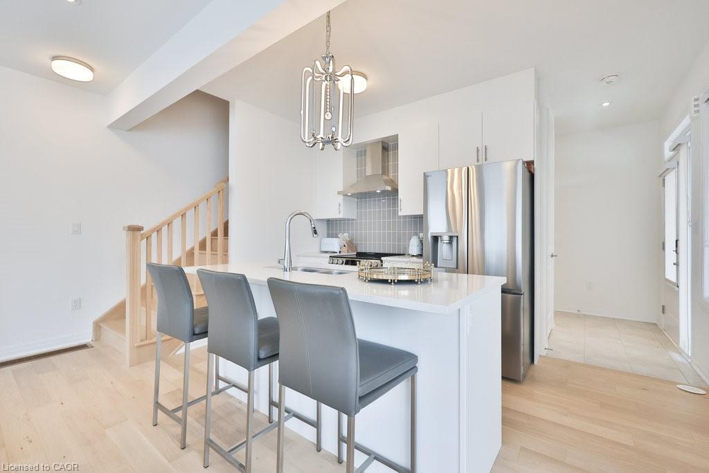 9 Crown Gate, Oakville, ON - Indoor Photo Showing Kitchen With Upgraded Kitchen