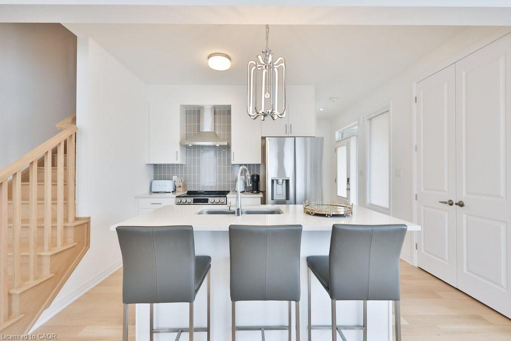 9 Crown Gate, Oakville, ON - Indoor Photo Showing Kitchen With Upgraded Kitchen