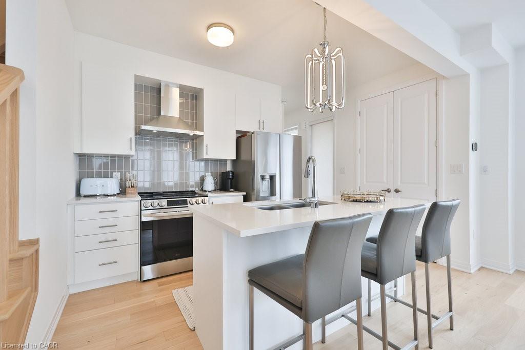 9 Crown Gate, Oakville, ON - Indoor Photo Showing Kitchen With Upgraded Kitchen