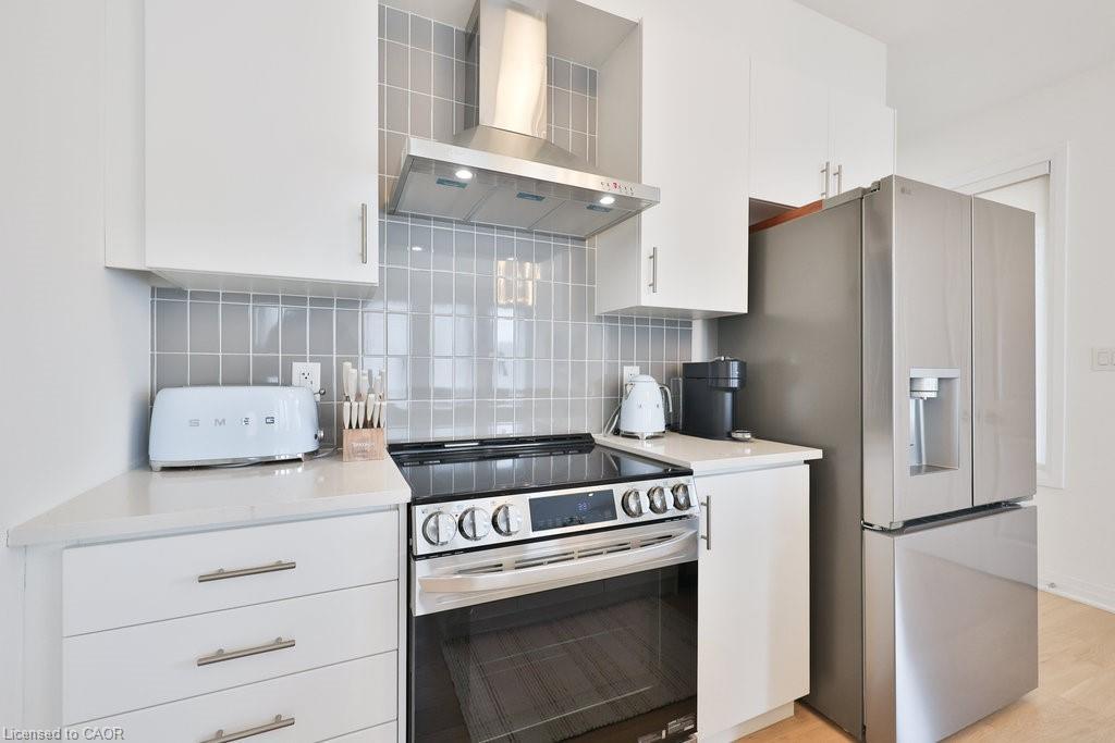 9 Crown Gate, Oakville, ON - Indoor Photo Showing Kitchen