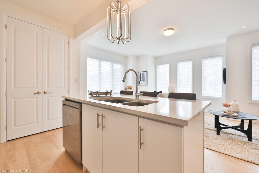 9 Crown Gate, Oakville, ON - Indoor Photo Showing Kitchen With Double Sink