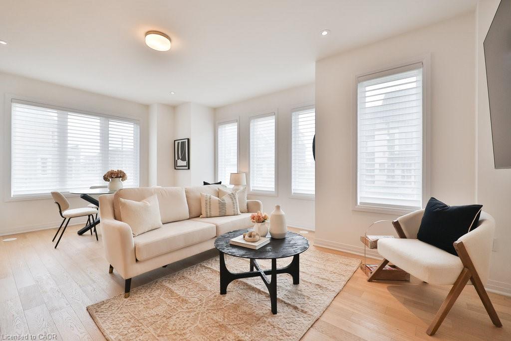 9 Crown Gate, Oakville, ON - Indoor Photo Showing Living Room