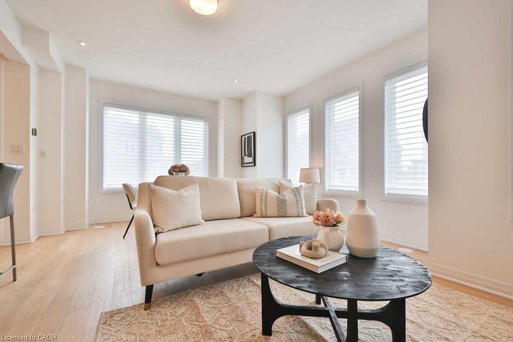 9 Crown Gate, Oakville, ON - Indoor Photo Showing Living Room