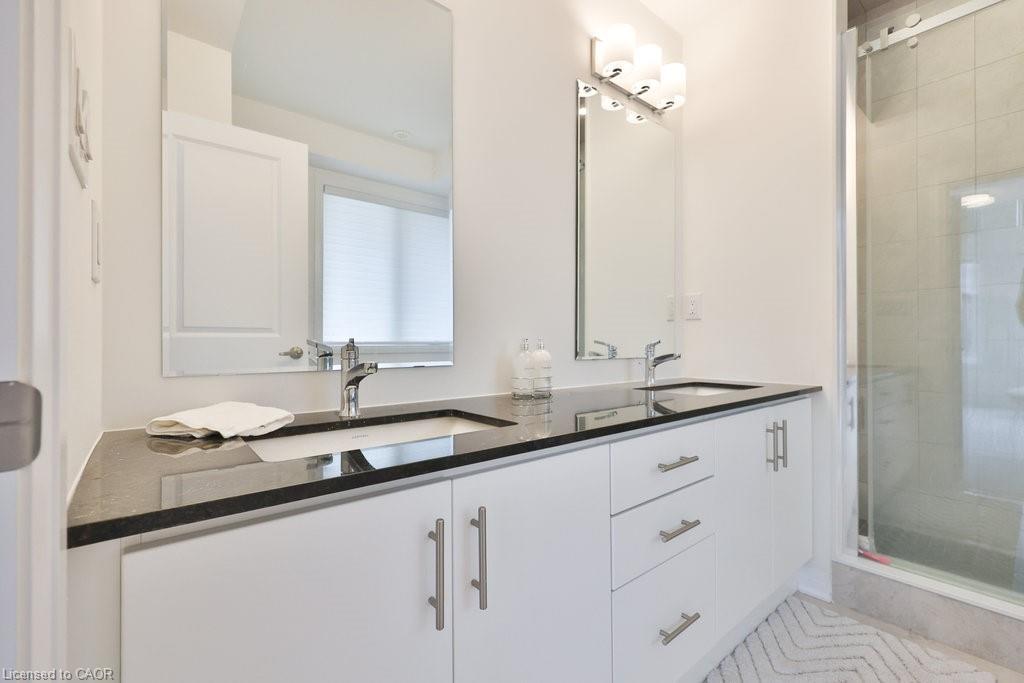 9 Crown Gate, Oakville, ON - Indoor Photo Showing Bathroom