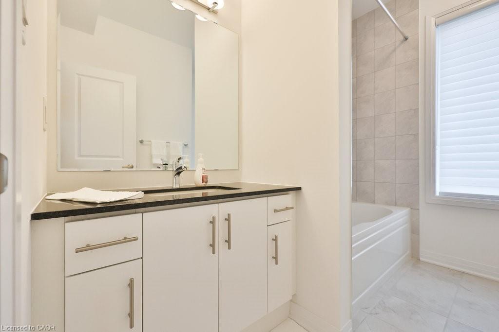 9 Crown Gate, Oakville, ON - Indoor Photo Showing Bathroom