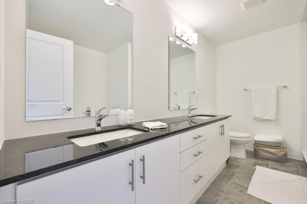 9 Crown Gate, Oakville, ON - Indoor Photo Showing Bathroom