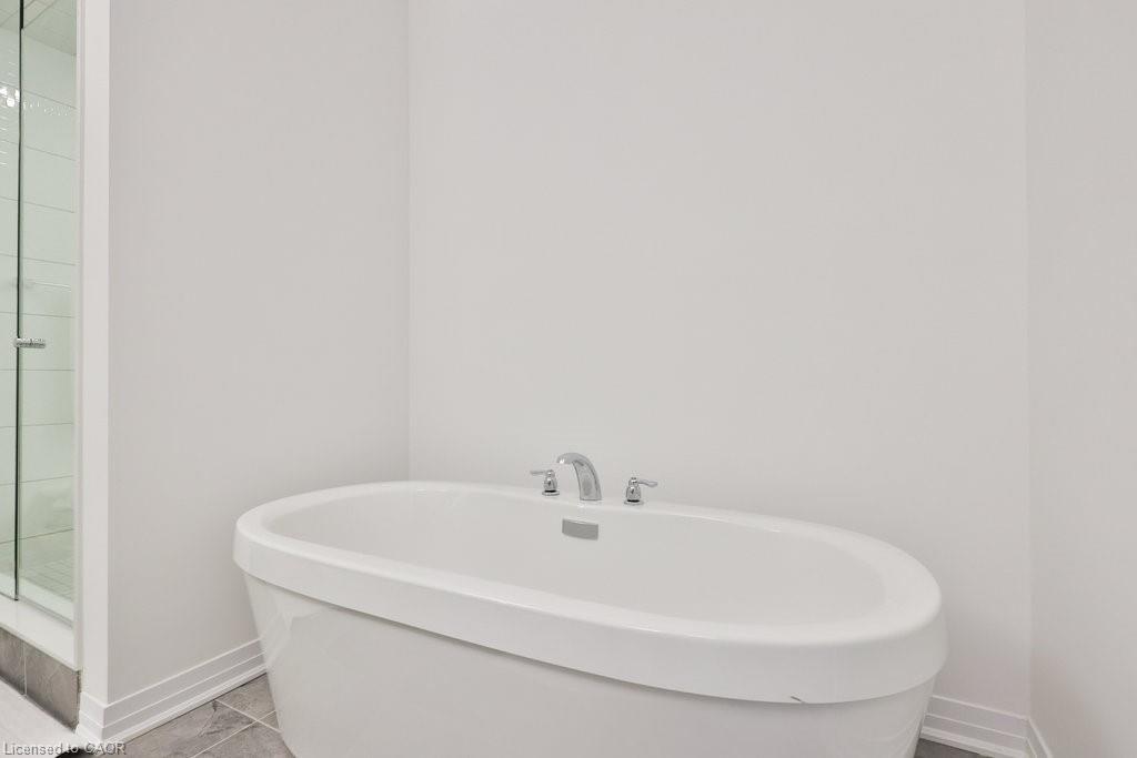 9 Crown Gate, Oakville, ON - Indoor Photo Showing Bathroom