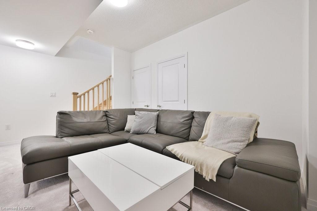 9 Crown Gate, Oakville, ON - Indoor Photo Showing Living Room