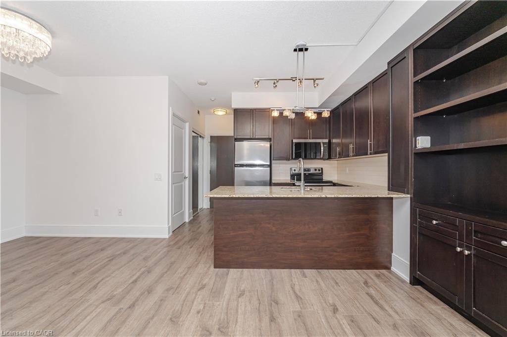 821-560 Front Street W, Toronto, ON - Indoor Photo Showing Kitchen