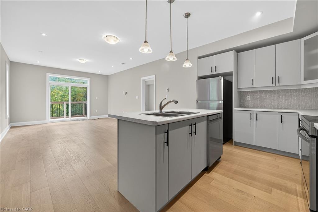 56-4311 Mann Street, Niagara Falls, ON - Indoor Photo Showing Kitchen With Double Sink With Upgraded Kitchen