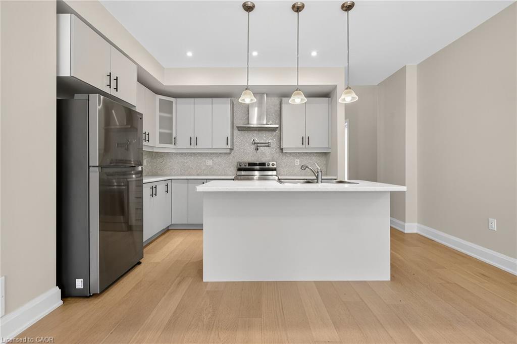 56-4311 Mann Street, Niagara Falls, ON - Indoor Photo Showing Kitchen With Upgraded Kitchen