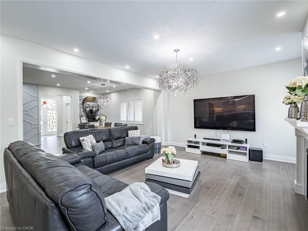 22 Rolling Rock Way, Brampton, ON - Indoor Photo Showing Living Room