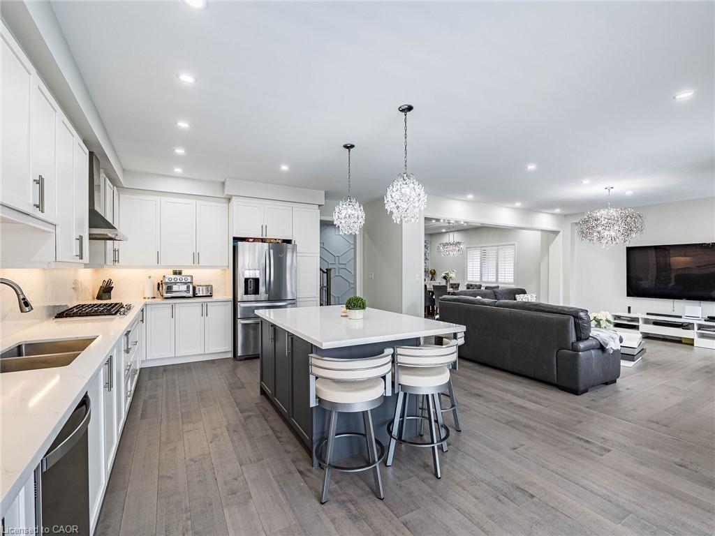 22 Rolling Rock Way, Brampton, ON - Indoor Photo Showing Kitchen With Double Sink With Upgraded Kitchen