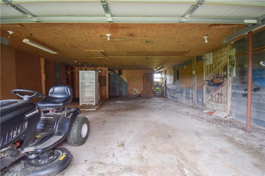 334789 33Rd Line, Ingersoll, ON - Indoor Photo Showing Garage