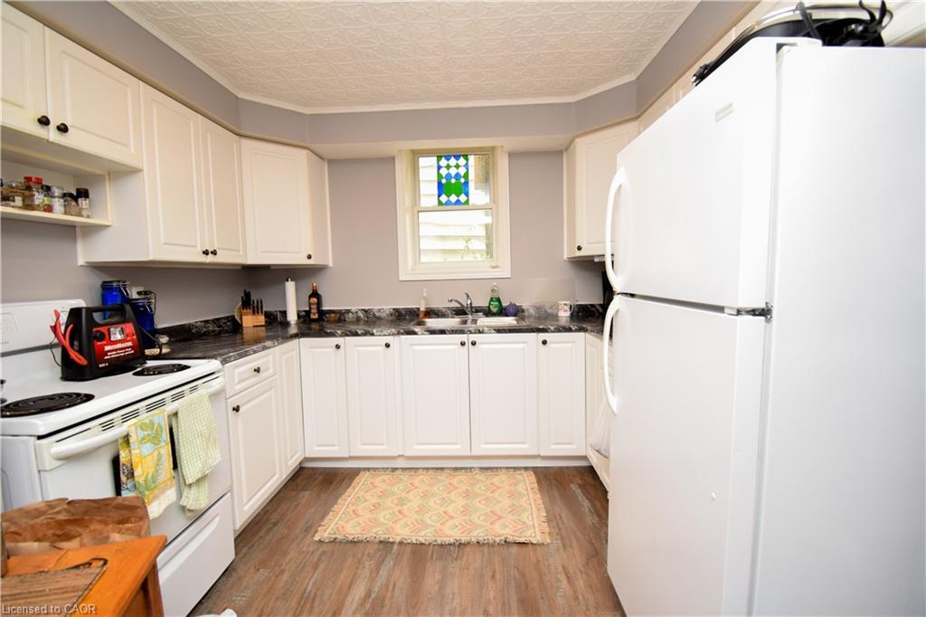 334789 33Rd Line, Ingersoll, ON - Indoor Photo Showing Kitchen With Double Sink