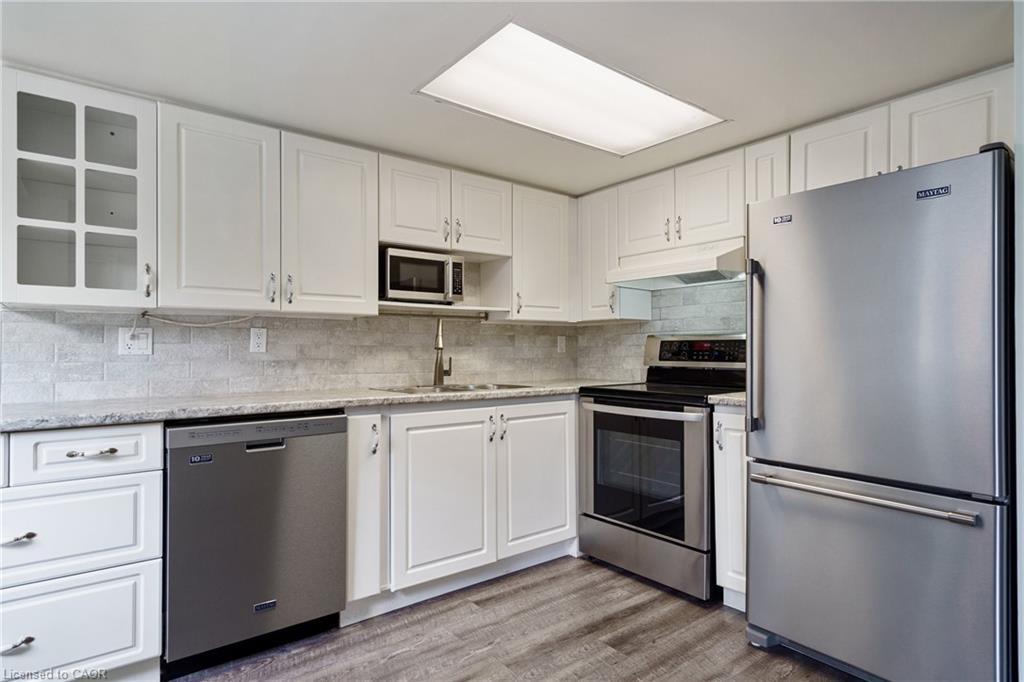 211-3499 Upper Middle Road, Burlington, ON - Indoor Photo Showing Kitchen